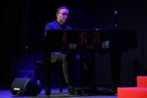 39. TNF: Gala Wręczenia Nagród (7.06.2025) - Na scenie trio Krzysztofa Herdzina wykonuje koncert "Seriale, seriale"