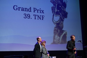 39. TNF: Gala Wręczenia Nagród (7.06.2025) - Na scenie przemawiający do widzów nagrodzony Magnus von Horn oraz jurorzy 39. TNF Łukasz M. Maciejewski i Anna Jadowska