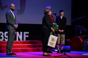 39. TNF: Gala Wręczenia Nagród (7.06.2025) - Na scenie Małgorzata Imielska dziękująca za wręczoną nagrodę, w tle Kamila Urzędowska
