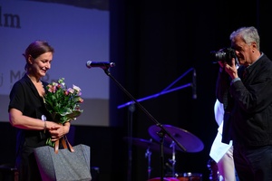 39. TNF: Gala Wręczenia Nagród (7.06.2025) - Na scenie nagrodzona Maria Zbąska i Piotr Jaxa wykonujący jej zdjęcie