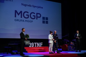 39. TNF: Gala Wręczenia Nagród (7.06.2025) - Na scenie prezes MGGP S.A. Paweł Grad, fundator Nagrody Specjalnej, Diana Dąbrowska i Piotr Jaxa zapraszający na scenę reżyserkę Marię Zbąską