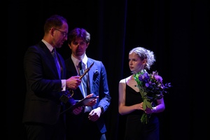 39. TNF: Gala Wręczenia Nagród (7.06.2025) - Na scenie prezydent Tarnowa i wolontariusz 39. TNF