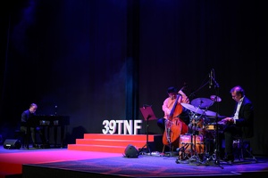 39. TNF: Gala Wręczenia Nagród (7.06.2025) - Na scenie trio Krzysztofa Herdzina wykonuje koncert "Seriale, seriale"