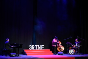 39. TNF: Gala Wręczenia Nagród (7.06.2025) - Na scenie trio Krzysztofa Herdzina wykonuje koncert "Seriale, seriale"