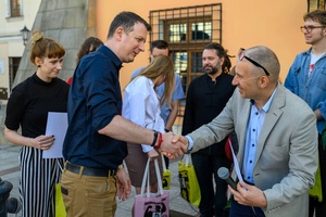 Wystawa: 6. Międzynarodowe Konfrontacje Plakatu Studenckiego - Moment składania gratulacji i wręczania nagrody.