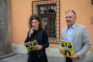 Wystawa: 6. Międzynarodowe Konfrontacje Plakatu Studenckiego - Pani Dziekan Wydziały Sztuki Akademii Tarnowskiej Agnieszka Bartak-Lisikiewicz oraz kurator wystawy Wojciech Kołek podczas przemowy w trakcie otwarcia na tarnowskim Rynku.