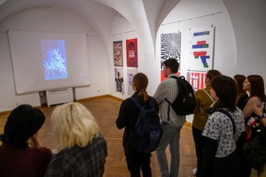 Wystawa: 6. Międzynarodowe Konfrontacje Plakatu Studenckiego - Publiczność oglądająca wystawę.