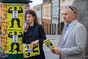 Wystawa: 6. Międzynarodowe Konfrontacje Plakatu Studenckiego - Pani Dziekan Wydziały Sztuki Akademii Tarnowskiej Agnieszka Bartak-Lisikiewicz oraz kurator wystawy Wojciech Kołek podczas przemowy w trakcie otwarcia na tarnowskim Rynku.