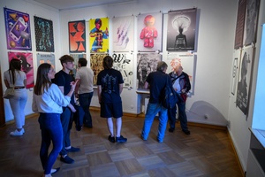 Wystawa: 6. Międzynarodowe Konfrontacje Plakatu Studenckiego - Publiczność oglądająca wystawę.