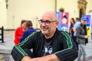 Wystawa: 6. Międzynarodowe Konfrontacje Plakatu Studenckiego - Publiczność podczas otwarcia wystawy na tarnowskim Rynku.