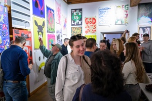 Wystawa: 6. Międzynarodowe Konfrontacje Plakatu Studenckiego - Publiczność oglądająca wystawę.