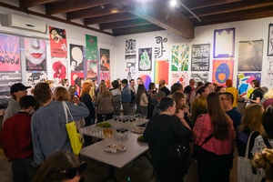 Wystawa: 6. Międzynarodowe Konfrontacje Plakatu Studenckiego - Publiczność oglądająca wystawę.