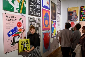 Wystawa: 6. Międzynarodowe Konfrontacje Plakatu Studenckiego - Jedna z nagrodzonych studentek pozująca przy swoim plakacie.