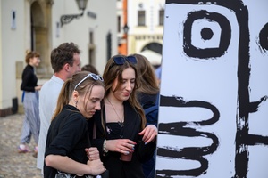 Wystawa: 6. Międzynarodowe Konfrontacje Plakatu Studenckiego - Publiczność oglądająca część wystawy prezentowanej na tarnowskim Rynku.