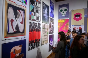 Wystawa: 6. Międzynarodowe Konfrontacje Plakatu Studenckiego - Publiczność oglądająca wystawę.