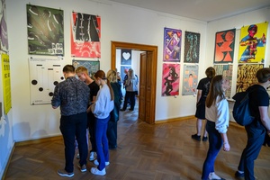 Wystawa: 6. Międzynarodowe Konfrontacje Plakatu Studenckiego - Publiczność oglądająca wystawę.