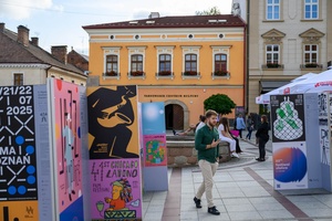 Wystawa: 6. Międzynarodowe Konfrontacje Plakatu Studenckiego - Publiczność oglądająca część wystawy prezentowanej na tarnowskim Rynku.