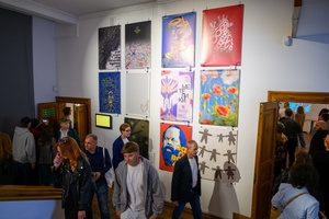 Wystawa: 6. Międzynarodowe Konfrontacje Plakatu Studenckiego - Publiczność oglądająca wystawę.