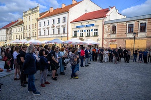Wystawa: 6. Międzynarodowe Konfrontacje Plakatu Studenckiego - Publiczność podczas otwarcia wystawy na tarnowskim Rynku.