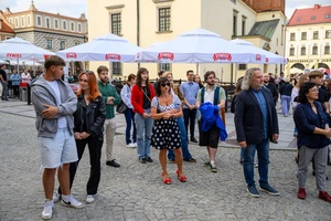 Wystawa: 6. Międzynarodowe Konfrontacje Plakatu Studenckiego - Publiczność podczas otwarcia wystawy na tarnowskim Rynku.
