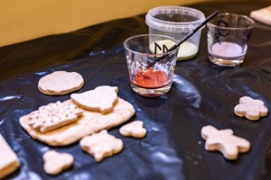 Warsztaty ceramiczne "Wzorzysty kafelek" - Uczestnicy warsztatów podczas pracy