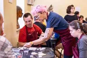 Warsztaty ceramiczne "Wzorzysty kafelek" - Uczestnicy warsztatów z koordynatorka Dorotą Omylską