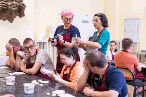 Warsztaty ceramiczne "Wzorzysty kafelek" - Uczestnicy warsztatów z koordynatorka Dorotą Omylską i prowadzącą Renatą Stadler