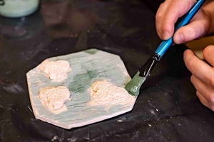 Warsztaty ceramiczne "Wzorzysty kafelek" - Uczestnicy warsztatów podczas pracy