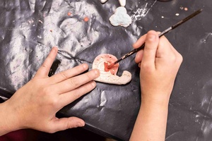 Warsztaty ceramiczne "Wzorzysty kafelek" - Uczestnicy warsztatów podczas pracy