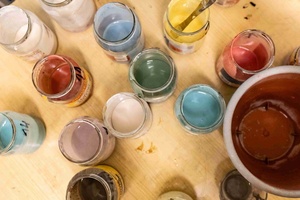 Warsztaty ceramiczne "Wzorzysty kafelek" - Uczestnicy warsztatów podczas pracy