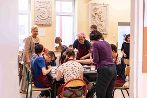 Warsztaty ceramiczne "Wzorzysty kafelek" - Uczestnicy warsztatów podczas pracy