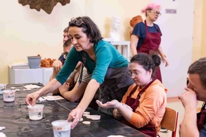 Warsztaty ceramiczne "Wzorzysty kafelek" - Uczestnicy warsztatów z koordynatorka Dorotą Omylską i prowadzącą Renatą Stadler