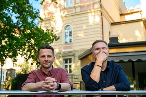 ZDEARZENIA 2025: Renata Przemyk - Zasłuchani w występie Renaty Przemyk Sebastian Szafarz i Tomasz Kapturkiewicz z Tarnowskiego Centrum Kultury