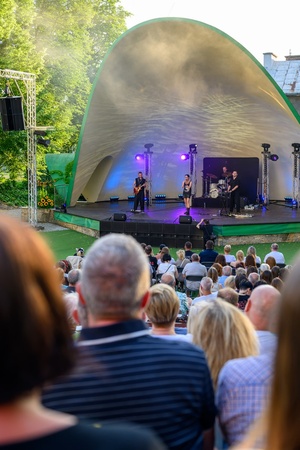 ZDEARZENIA 2025: Renata Przemyk - Amfiteatralna publiczność podczas koncertu w tle muszla koncertowa i zespół Renaty Przemyk