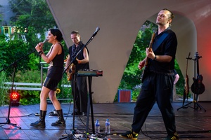 ZDEARZENIA 2025: Renata Przemyk - Od lewej na scenie śpiewająca Renata Przemyk i grający: na gitarze Grzegorz Palka, na basie Piotr Wojtanowski