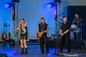 ZDEARZENIA 2025: Renata Przemyk - Od lewej na scenie śpiewająca Renata Przemyk i grający: na gitarze Grzegorz Palka, na basie Piotr Wojtanowski, na perkusji Maciej Gołyźniak