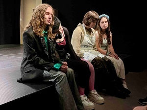 Spektakl "Piekło-niebo" - Aktorzy na scenie w trakcie spektaklu