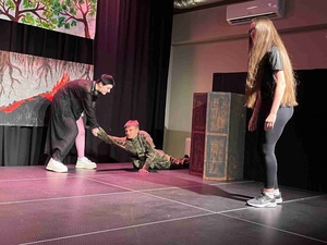 Spektakl "Piekło-niebo" - Aktorzy na scenie w trakcie spektaklu