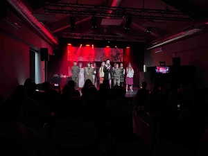 Spektakl "Piekło-niebo" - Aktorzy na scenie w trakcie spektaklu