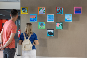 Wernisaż i prezentacja prac grup stałych - Uczestnicy zajęć wraz z rodzinami podczas wernisażu