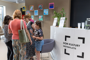 Wernisaż i prezentacja prac grup stałych - Uczestnicy zajęć wraz z rodzinami podczas wernisażu