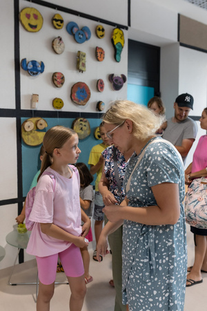 Wernisaż i prezentacja prac grup stałych - Uczestnicy zajęć wraz z rodzinami podczas wernisażu