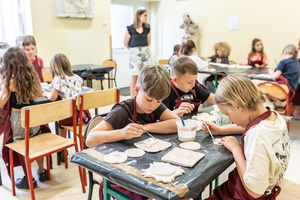 Warsztaty ceramiczne "Wzorzysty kafelek" - Uczestnicy warsztatów podczas pracy