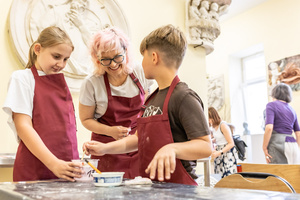 Warsztaty ceramiczne "Wzorzysty kafelek" - Uczestnicy warsztatów z prowadzącą Dorotą Omylską