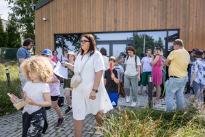 „Wzorzysty kafelek” - akcja plenerowa - Uczestnicy akcji podczas montażu kafelków