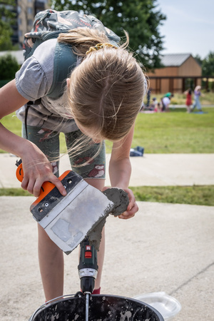 „Wzorzysty kafelek” - akcja plenerowa - Uczestnicy akcji podczas montażu kafelków