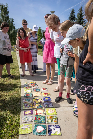 „Wzorzysty kafelek” - akcja plenerowa - Uczestnicy akcji podczas montażu kafelków