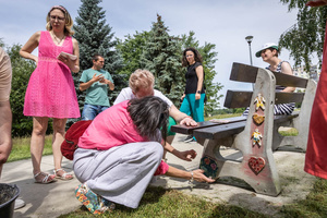 „Wzorzysty kafelek” - akcja plenerowa - Uczestnicy akcji podczas montażu kafelków