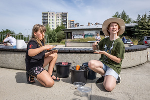 „Wzorzysty kafelek” - akcja plenerowa - Uczestnicy akcji podczas montażu kafelków