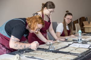 „Kompozycja miejska” - warsztaty ceramiczne - Uczestnicy warsztatów podczas pracy